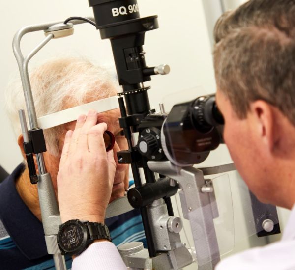 slit lamp biomicroscope eye examination Dr Michael Karpa Eye Surgeon Best Practice Eyecare Caloundra Ophthalmologist Sunshine Coast 12
